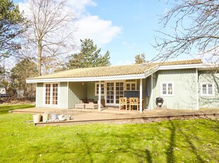 Særdeles hyggeligt sommerhus med skøn terrasse, tæt på strand