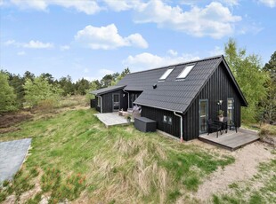 Stilfuldt sommerhus med vildmarksbad på stor naturgrund