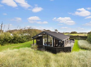 Lyst kvalitetssommerhus på ugeneret naturgrund nær by og strand