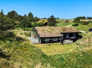 Godt placeret sommerhus tæt på Vesterhavet