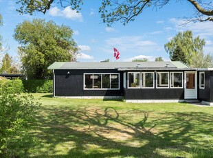 Hyggeligt retro-sommerhus beliggende i Rødvigs gamle kvarter - tæt på dejlig børnevenlig badestrand.