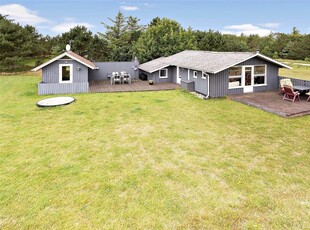 Hyggeligt sommerhus med anneks og stor terrasse.