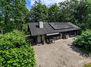 Idyllisk træsommerhus i naturskønne omgivelser ved Hemmet Strand