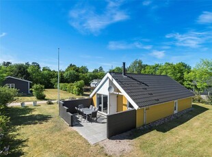 Lyst og velindrettet sommerhus med sauna og solrig terrasse