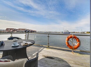 Skøn husbåd med panoramaudsigt over Bork Havn og Ringkøbing Fjord