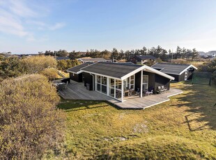 Skønt og velholdt sommerhus med gode terrasser tæt på Vesterhavet