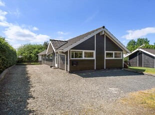 Skønt sommerhus i Skaven Strand – med spa, sauna og vildmarksbad