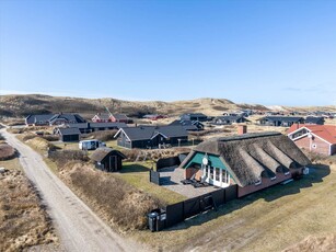 Stråtækt sommerhus få skridt fra Vesterhavet