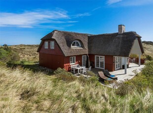 Stråtækt sommerhus med udespa, havudsigt og smukke naturomgivelser