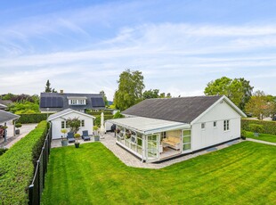 FAMILIEVENLIG VILLA I HYGGELIGE HELSINGE