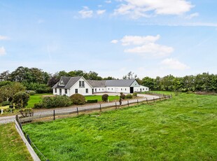 LANDEJENDOM MED FLERE UDHUSE, STOR GRUND OG UDSIGT TIL MARKER