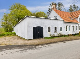 LYS OG HYGGELIG VILLA I LANDLIGE OMGIVELSER MED STOR GARAGE