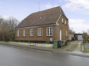 VILLA MED VESTVENDT TERRASSE TÆT PÅ MARKER OG SKOV