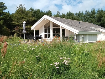 Velholdt sommerhus med spa og sauna på stor, naturskøn grund