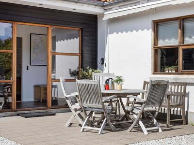 Nyrenoveret sommerhus i Ålbæk – tæt på by, havn og strand