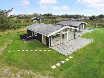 Skønt beliggende sommerhus lige mellem by og strand