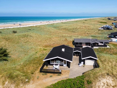 Sommerhus i første parket ud mod Løkken Strand