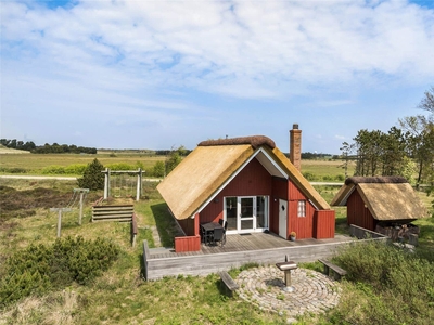 Stråtækt træsommerhus i smukke naturomgivelser