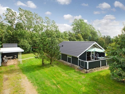 Velholdt og hyggeligt feriehus beliggende på en skøn, ugeneret naturgrund på adressen Blomstervangen 93, Jegum Ferieland.