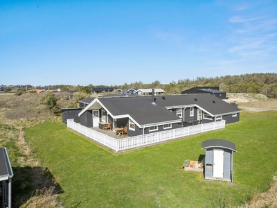 Velholdt og rummeligt sommerhus få minutters gang fra Vesterhavet