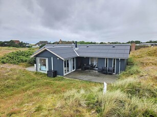 Hyggeligt sommerhus på stor klitgrund nær Rindby Strand