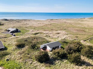 Lys og lækker perle med en helt fantastisk panoramaudsigt ud over Vesterhavet og det uspolerede klitlandskab i Tornby.