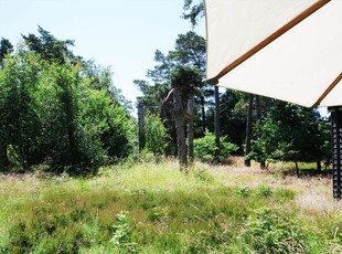 Lyst og indbydende sommerhus på den skønneste naturgrund