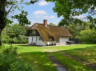 Stråtækt sommerhus på lukket grund i Lodberg Hede