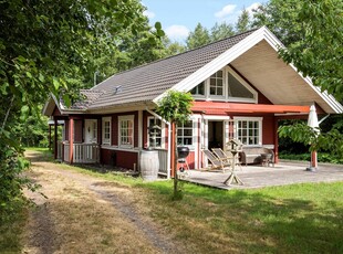 Hyggeligt sommerhus omgivet af skov og tæt på stranden