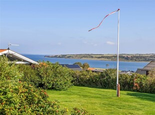 Fra dette højt beliggende feriehus har man panoramaudsigt ud over Limfjorden, Lemvig og kuperet natur.