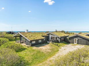 Funktionelt sommerhus i skøn natur og med kig til havet