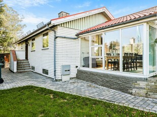 85 KVM BOLIG + 85 KVM KÆLDER + 22 KVM UDESTUE + OVERDÆKKET TERRASSE, CARPORT OG UDHUSE