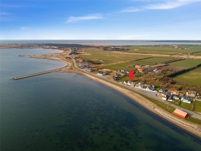 Dejligt byhus med 30 meter til egen privat strand !