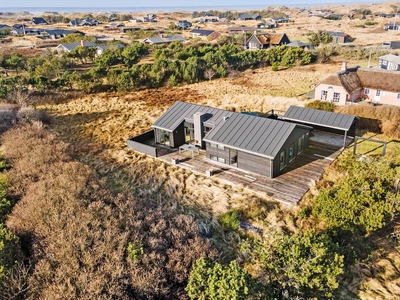 Arkitekttegnet sommerhus med lækkert terrassemiljø