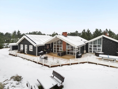 Arkitekttegnet sommerhus med poolafdeling, vildmarksbad og rolige omgivelser