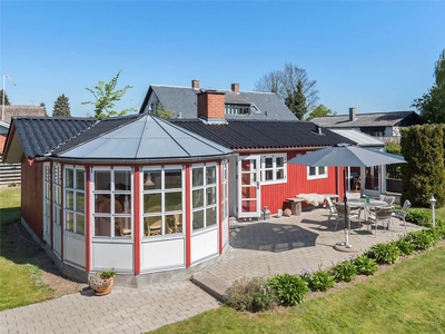 Charmerende og dejligt træsommerhus beliggende i dejlige Rødvig, tæt på børnevenlig sandstrand.