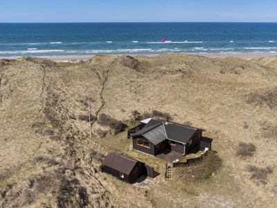 Charmerende sommerhus i første klitrække ved Løkken Strand