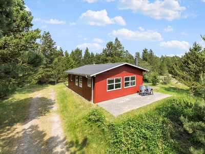 Charmerende træsommerhus på stor naturgrund i Sønderstrand-området