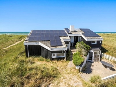 Beliggende i 1. klitrække og med panoramaudsigt over Vesterhavet