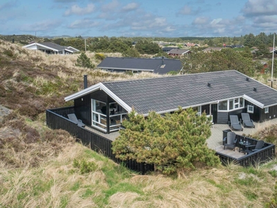 Dejligt og velholdt sommerhus beliggende på en stor naturgrund.