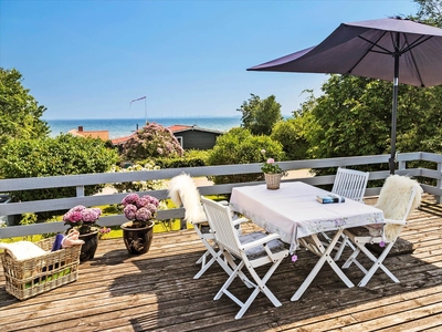 Dejligt og velholdt sommerhus ved Dyngby Strand med havudsigt fra 1. sal