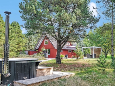 Dejligt sommerhus med vildmarksbad og skøn naturgrund