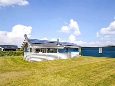 Dette dejlige og velholdte feriehus byder på hygge og afslapning. Huset er udstyret med både solceller og energibesparende varmepumpe. Der er kun 300 m til den dejlige sandstrand.