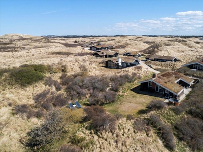 Dette herlige sommerhus ligger på dejlig, stor klitgrund.