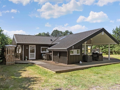 Fantastisk sommerhus med stor terrasse, beliggende i 1. række