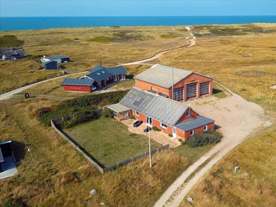 Feriehus til den aktive familie med en fantastisk beliggenhed med panoramaudsigt til Ferring Sø