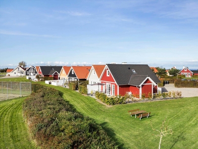 Flot kædehus i 2 etager med sauna beliggende i udkanten af det populære sommerhusområde ved Bro Strand.