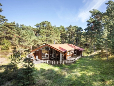 God indrettet sommerhus med godt om plads og tæt på god badestrand