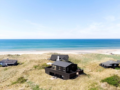 Helt nybygget og stilrent sommerhus med en fantastisk panoramaudsigt over Vesterhavet