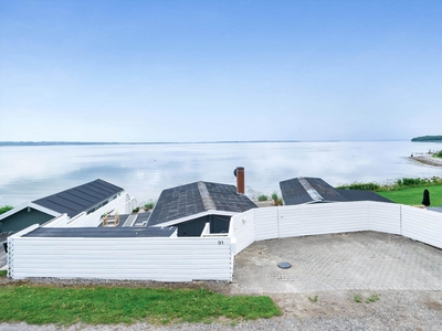 Hold ferie 5 meter fra vandkanten ved Følle Strand med panoramaudsigt og strandhus til 6 personer